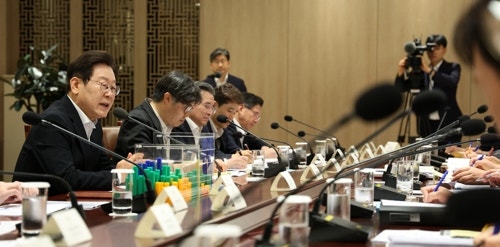 이 <b>대통령</b> "<b>국가재정 취약</b>…가을 수확 위해 빌려서 씨 뿌려야"