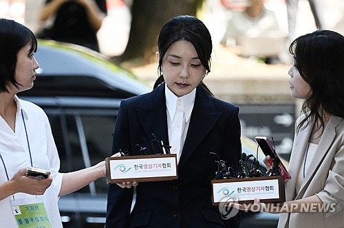 [단독] 김건희, 수갑 찬 채 법무부 호송차 실려 <b>특검</b> 사무실로