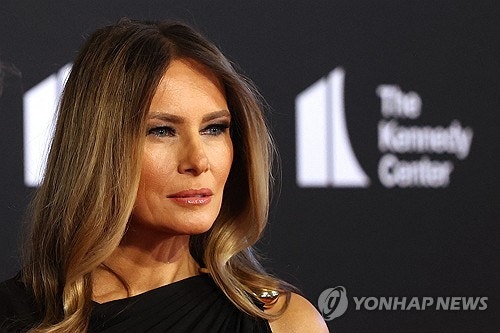 "멜라니아, <b>푸틴에</b> '우크라 <b>아동납치</b>' 관련 서한"