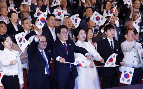 이재명 대통령 부부, 80주년 광복절 만세 삼창 이재명 대통령 부부, 80주년 광복절 만세 삼창     (서울=연합뉴스) 홍해인 기자 = 이재명 대통령과 김혜경 여사가 15일 서울 세종문화회관에서 열린 80주년 광복