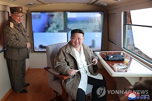 북한, <b>신형 지대공미사일</b> 시험 사격…이 대통령 순방 출발일에 훈련