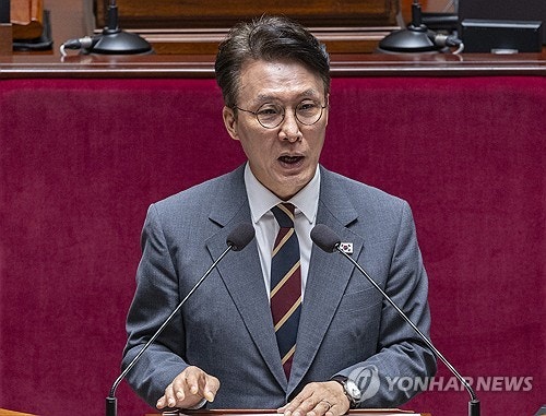 김 총리, <b>카이스트 졸업생</b> 끌려나간 사건에 "저라도 <b>사과</b>하고 싶어"