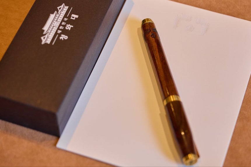 한미정상회담에서 이재명 대통령이 도널드 트럼프 미국 대통령의 요청으로 즉석 선물한 펜 [연합뉴스 제공]