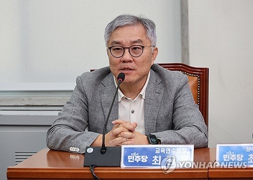 '<b>성비위</b> 2차 가해 <b>논란</b>' <b>최강욱</b>, 민주당 교육연수원장서 사퇴