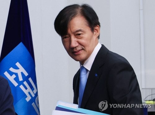 <b>조국</b>, <b>혁신당 비대위원장</b> 선출…"새로 태어나라는 뜻 실천"