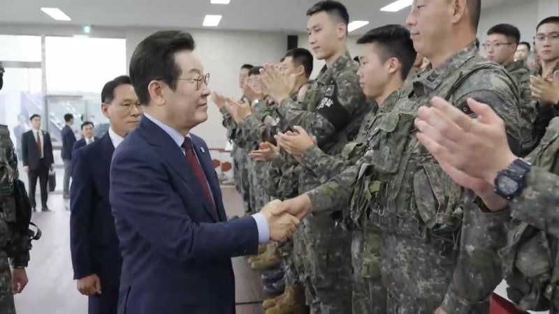 이 대통령, <b>강원</b>도 <b>군부대 방문</b>…"장병들 헌신 덕분에 평화"