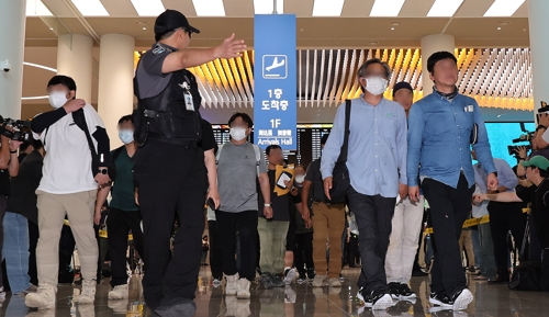 미국에서 귀국한 구금 한국인 근로자들 미국에서 귀국한 구금 한국인 근로자들     (영종도=연합뉴스) 이진욱 기자 = 미국 이민당국에 의해 조지아주에 구금됐던 한국인 근로자들이 12일 영종도 인천국제공항 제2여객터미