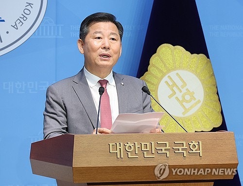 이철규 "'<b>수사무마 의혹</b>' 주장은 거짓…사실이면 정계 은퇴"