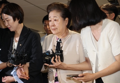 <b>통일교</b> <b>한학자</b> <b>특검</b> 출석…'청탁 의혹' 첫 <b>조사</b>