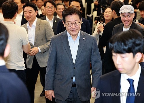 이 대통령, <b>성남</b><b>시장</b> 시절 활성화 사업한 <b>현대시장</b> 깜짝 방문