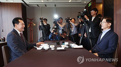 국민의힘 장동혁 대표-김문수 전 대선 후보, 오찬 회동 (서울=연합뉴스) 류영석 기자 = 국민의힘 장동혁 대표와 김문수 전 대선 후보가 23일 서울 여의도의 한 식당에서 만나 자리