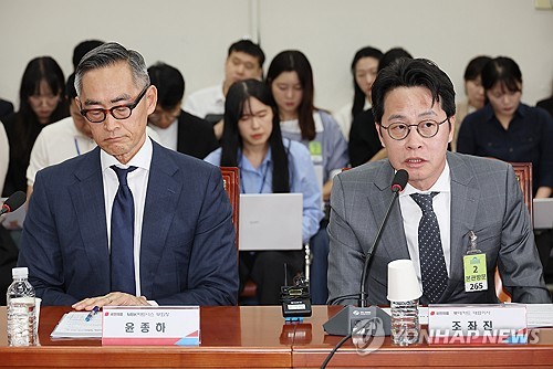 발언하는 조좌진 롯데카드 대표 (서울=연합뉴스) 박동주 기자 = 23일 서울 여의도 국회에서 열린 롯데카드 개인정보 유출사태 관련 피해자 보호 방안 및 재발 방지 대책 간담회에서