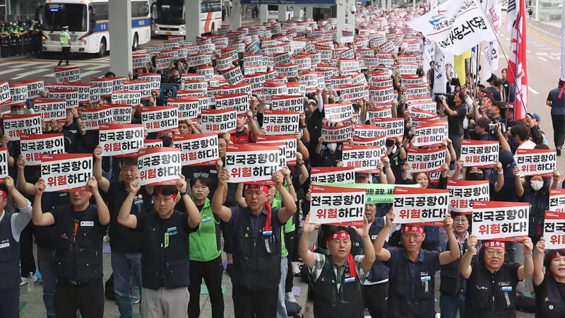 전국 <b>공항 노동자</b>들 오늘부터 무기한 <b>총파업</b>