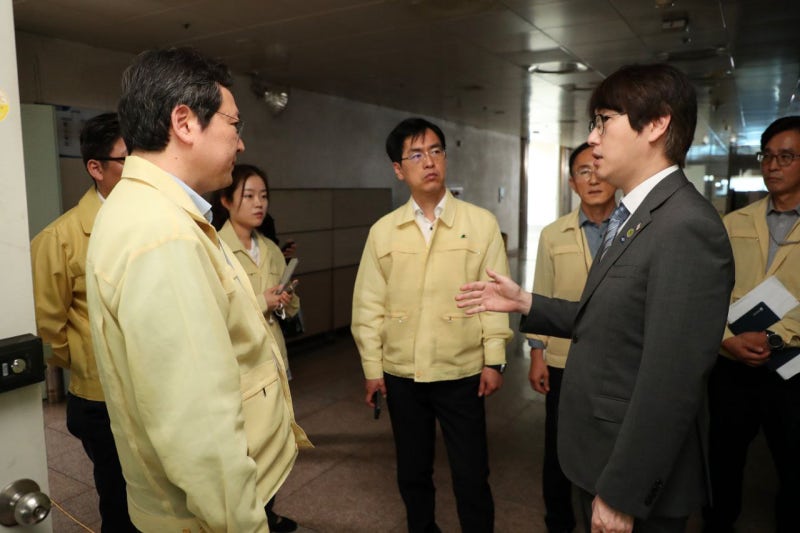 국가<b>전산망</b> <b>복구</b>작업에 ETRI 전문인력 투입…5일까지 분진제거
