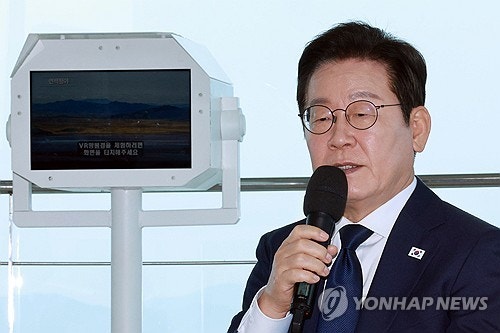 이 <b>대통령</b> "<b>이산가족</b> 편지교류라도…北도 인도적 고려해주길"