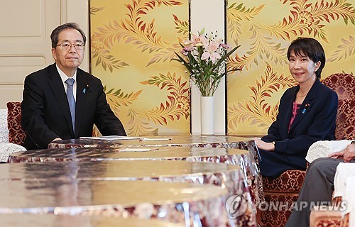 다카이치 자민당 총재(오른쪽)와 사이토 공명당 대표 [지지·EPA=연합뉴스 자료사진 제공]