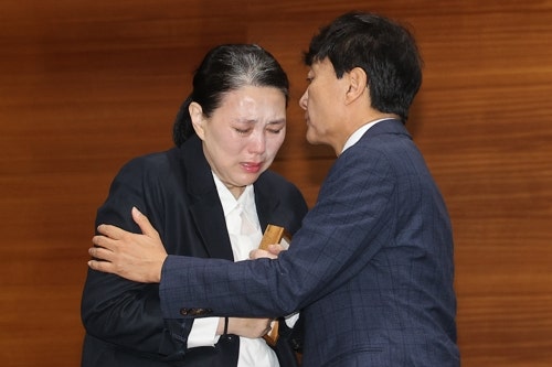 MBC 공식사과…고 <b>오요안나</b> 어머니 <b>명예사원증</b> 받고 오열