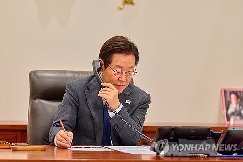 이 대통령 "경주 <b>APEC</b>서 <b>다카이치</b> 만남 고대…셔틀외교 바란다"