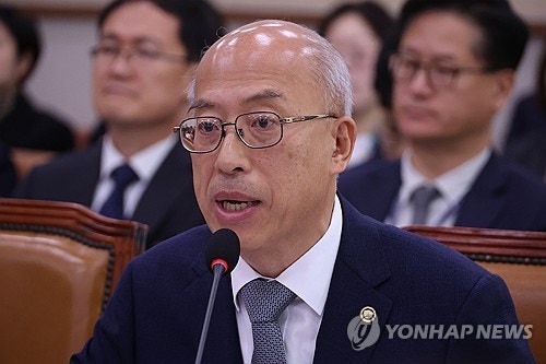 <b>법제처장</b>, '<b>4년 연임제</b> 이 대통령 미적용' 묻자 "국민 결단 문제"