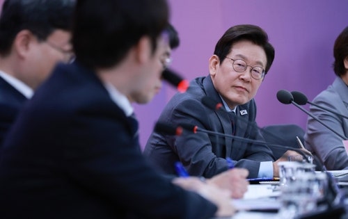 이대통령 “<b>수도권 집값</b> 소득 대비 높아…'잃어버린 30년' 될 것”