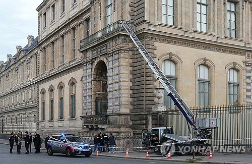 루브르 박물관 절도 현장 (AFP=연합뉴스) 지난 19일(현지시간) 프랑스 파리 루브르 박물관 외벽에 절도범들이 진입을 위해 사용한 사다리차가 세워져 있다. 2025.10.24