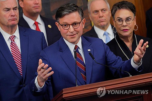 기자회견하는 마이크 존슨 미국 하원의장 [AFP=연합뉴스]
