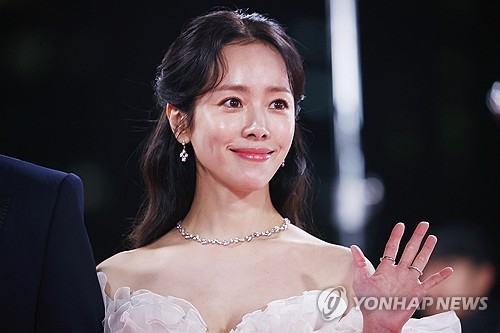 '청룡의 새얼굴' 한지민 (서울=연합뉴스) 진연수 기자 = 배우 한지민이 29일 오후 서울 영등포구 KBS홀에서 열린 제45회 청룡영화상 시상식 레드카펫에서 포즈를 취하고 있다. 2024.11.29 jin90@yna