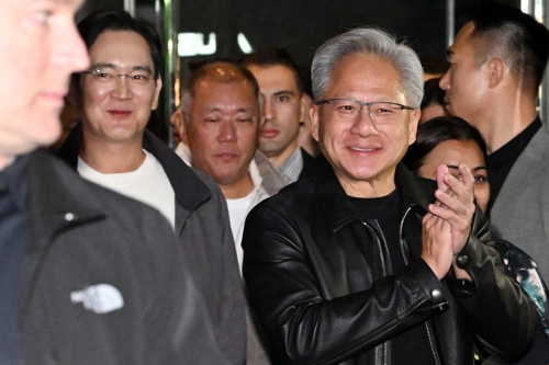 젠슨 황, ‘지포스’ 한국 출시 25주년 행사 참석 젠슨 황, ‘지포스’ 한국 출시 25주년 행사 참석
    (서울=연합뉴스) 이진욱 기자 = 이재용 삼성전자 회장과 정의선 현대