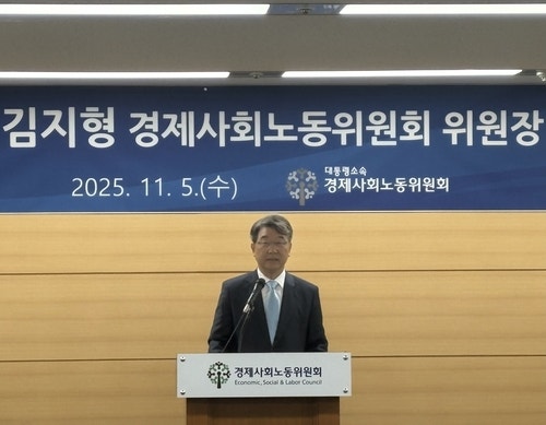 <b>김지형 경사노위 위원장</b> "완전한 회의체 재건 위해 삼고초려"