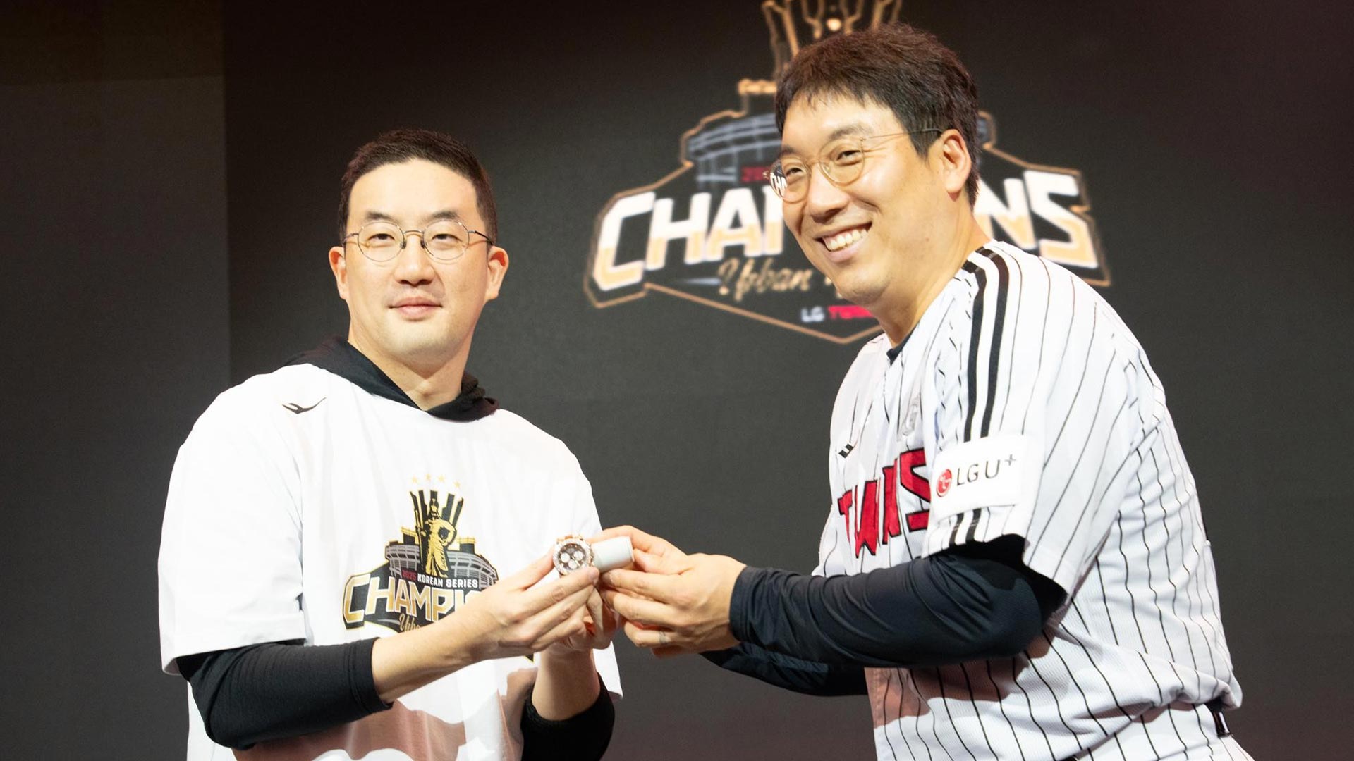 한국시리즈 MVP <b>김현수</b>, LG 구광모 회장에 <b>롤렉스</b> 받아