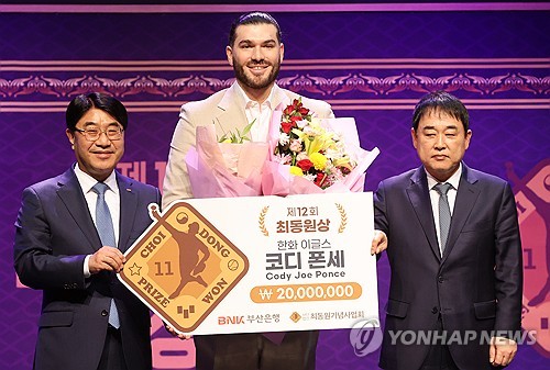 미국행 미룬 <b>폰세</b>, 부산서 '제12회 <b>최동원상</b>' <b>수상</b>
