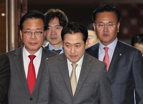 의총 참석하는 장동혁 대표 의총 참석하는 장동혁 대표 (서울=연합뉴스) 박동주 기자 = 국민의힘 장동혁 대표가 13일 서울 여의도 국회에서 열린 의원총회에 참석하고 있다. 2025.11.13 pdj66