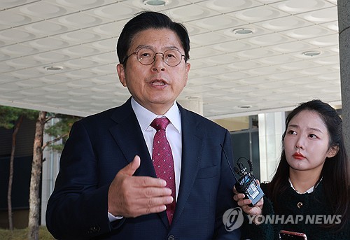 입장 밝히는 황교안 전 국무총리 (서울=연합뉴스) 한종찬 기자 = 내란 선전·선동 혐의를 받는 황교안 전 국무총리가 12일 서울 서초구 서울고등검찰청에 마련된 내란 특검 사무실로 