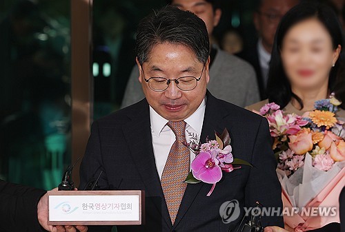 검찰 떠나는 노만석 검찰총장 직무대행 (서울=연합뉴스) 김성민 기자 = 퇴임식을 마친 노만석 검찰총장 직무대행이 14일 서울 서초구 대검찰청을 나서고 있다. 2025.11.14 k