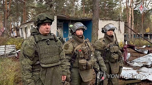 러시아 쿠르스크 지뢰 제거 작업 투입돼 훈련 받는 북한 공병들 [로이터=연합뉴스 제공]