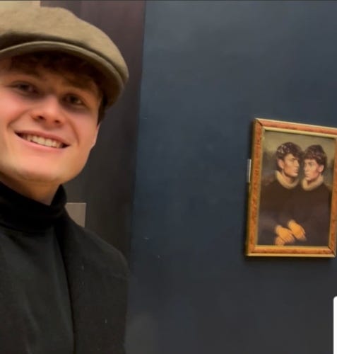 또 뚫린 루브르… 틱톡커들, 모나리자관에 자기 그림 전시