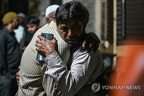사고 유족 [AFP. 연합뉴스 제공]
