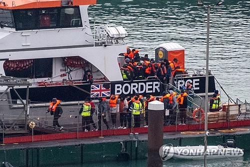 영국 국경수비대 선박의 이주민들 [로이터 연합뉴스 자료사진]