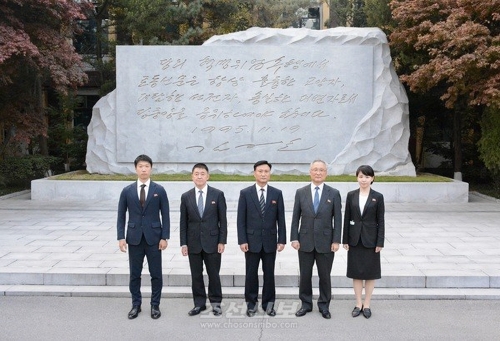 조선신보사 대표단, 북한 노동신문사 방문 조선신보사 대표단, 북한 노동신문사 방문
    (평양 조선신보=연합뉴스) 북한 노동신문 창간 80주년 기념보고회 참석(10월 31일)차 