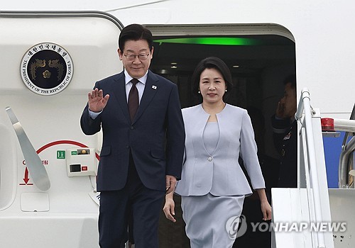 튀르키예를 국빈 방문한 이재명 대통령과 김혜경 여사가 현지시간 24일 앙카라 에센보아 국제공항에 도착한 공군 1호기에서 환영객들에게 인사하고 있다. [사진 제공] 연합뉴스