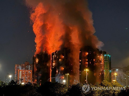 홍콩 타이포 지역에서 대형 화재 (홍콩=AFP 연합뉴스) 26일 오후 홍콩 북부 타이포 구역의 고층 주거단지에서 불이 나 일대에 붉은 연기가 번지고 있다. 2025.11.26