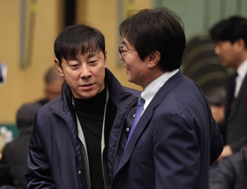 아들 축하하러 온 <b>신태용</b>, 선수 <b>폭행 논란</b>에 "애정 표현이었다"