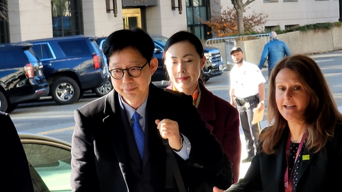 미국 국무부 청사에 입장하는 박윤주 외교1차관 [연합뉴스 자료제공]