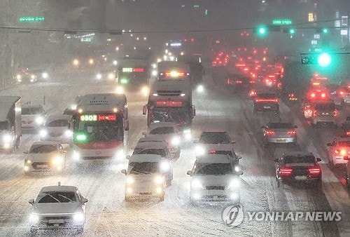 사상 첫 '대설 재난문자'…<b>수도권</b> 첫눈부터 <b>기습 폭설</b> 왜?