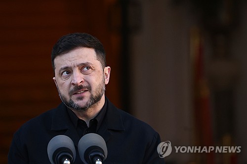 2일 마틴 아일랜드 총리와 공동 회견하는 젤렌스키 대통령 [AP 연합뉴스 자료사진 제공]