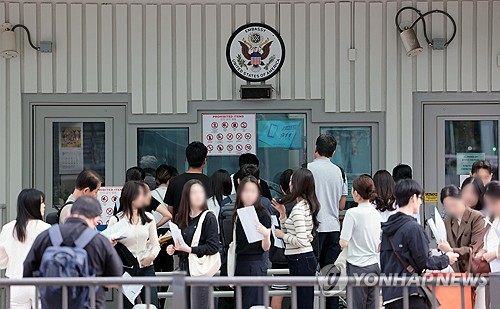 미국대사관 앞에 비자 받으려고 줄 선 시민들 [연합뉴스 자료사진]