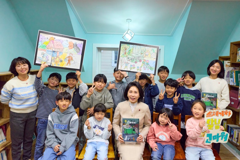 <b>김혜경 여사</b>, 청주 <b>쌍샘자연교회</b> 방문…"<b>교회</b>와 마을의 <b>상생</b> 현장"