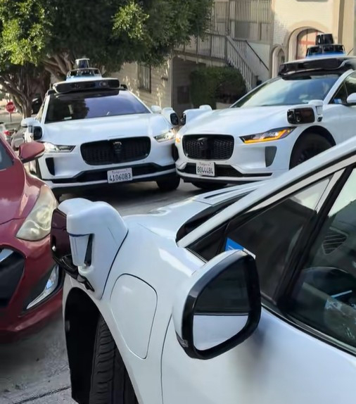  T자로 대치중인 웨이모 3대 [틱톡 캡처]