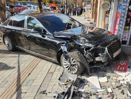 인도로 돌진한 차량 [인천소방본부 제공.재판매 및 DB 금지]