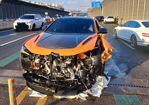 인천대로서 <b>람보르기니 중앙선</b> 넘어 3대 충돌…한때 통제
